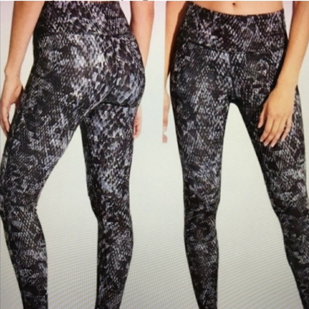 ATHLETA Chaturanga High Rise Black Gray Cobra Snake Print Leggings Small Lycra